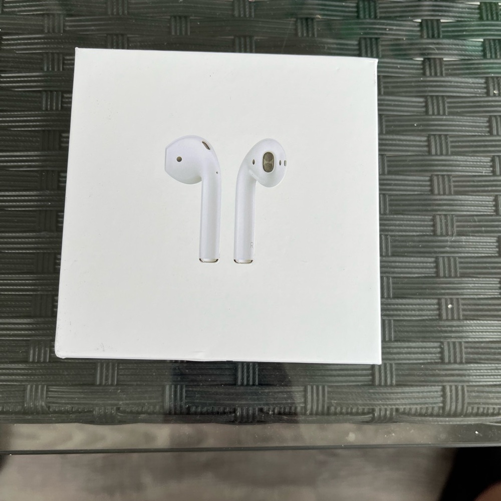 Apple AirPods in Classic White